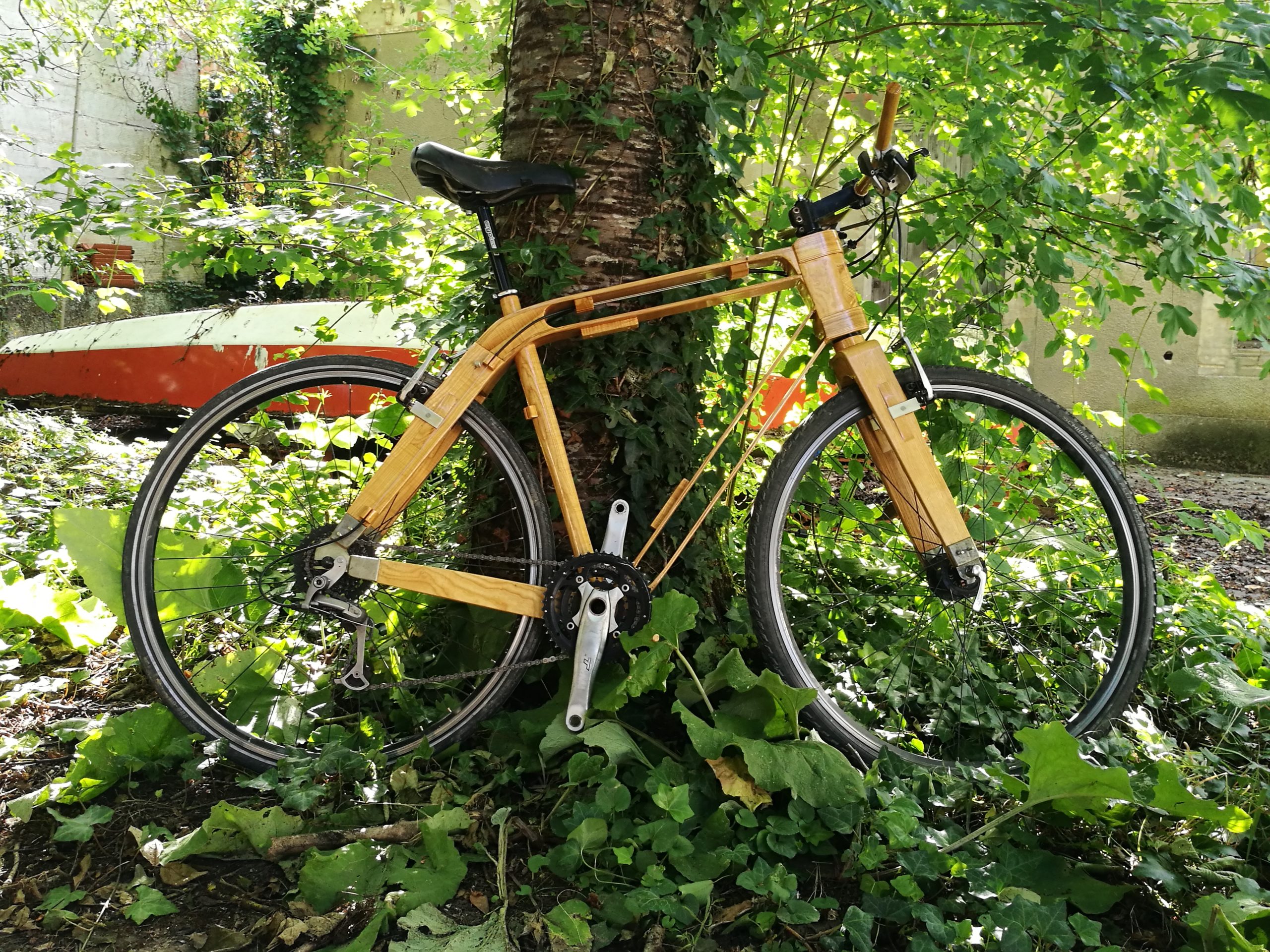 Vélo artisanal en bois de frêne